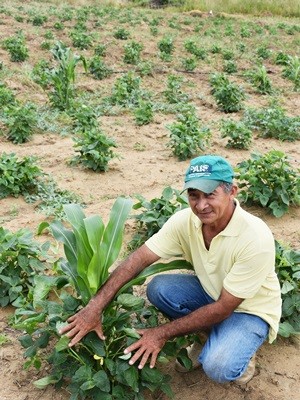 Delson Diniz da Silva, de 53 anos, é mais um agricultor beneficiado com a barragem subterrânea (Foto: Anderson Barbosa e Fred Carvalho/G1)