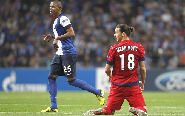 Fernando e Ibrahimovic, Porto e PSg (Foto: Agência Reuters)