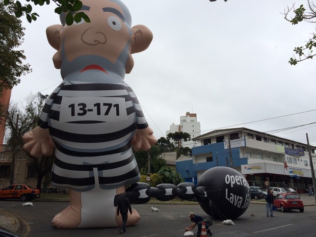 Boneco inflável passou pela Polícia Federal antes de chegar à Justiça Federal, em Curitiba (Foto: Thais Kaniak/ G1 PR)