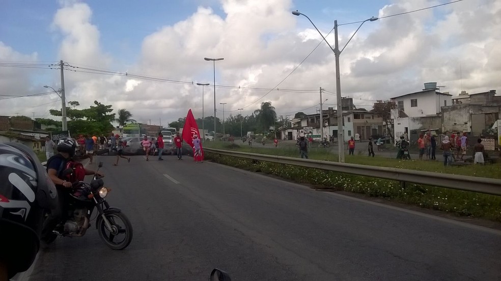 Manifestantes bloqueiam BR-101, no Recife, em protesto contra a reforma da Previdência (Foto: Reprodução/WhatsApp)