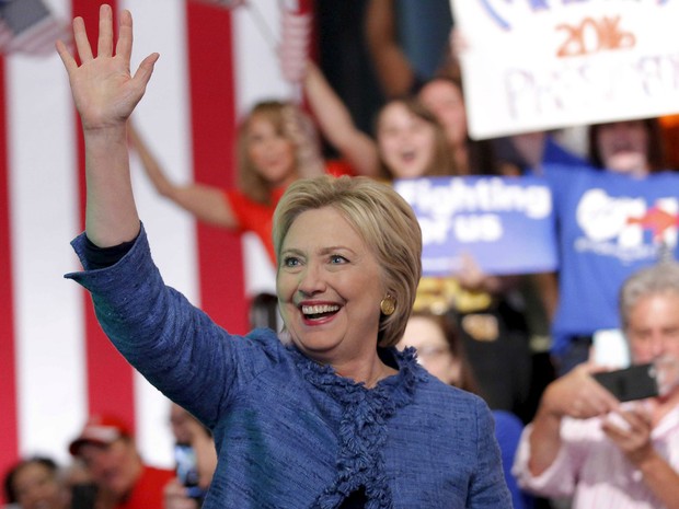 Hillary Clinton acena para eleitores em West Palm Beach, na Flórida, após vencer as primárias daquele estado, na terça (15) (Foto: Reuters/Carlos Barria) Hillary Clinton acena para eleitores em West Palm Beach, na Flórida, após vencer as primárias daquele estado, na terça (15) (Foto: Reuters/Carlos Barria)