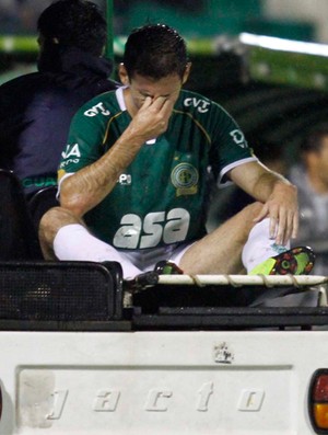 Fumagalli deixa a partida de maca após sentir lesão no tornozelo esquerdo (Foto: Gustavo Tilio / Globoesporte.com)