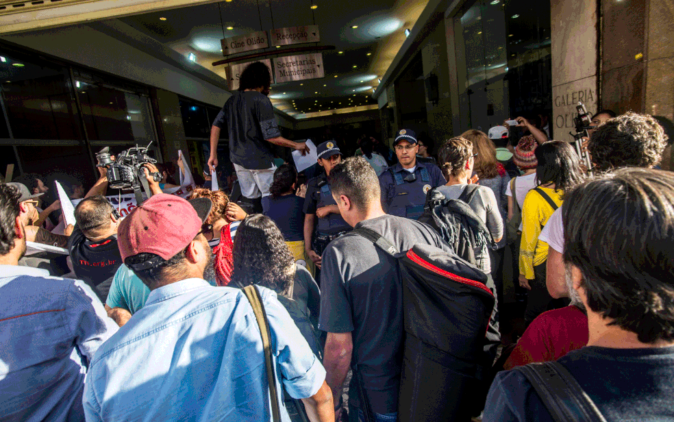 Manifestantes fizeram protesto em frente à secretaria de Cultura e depois ocuparam um andar do prédio  (Foto: CRIS FAGA/FOX PRESS PHOTO/ESTADÃO CONTEÚDO)