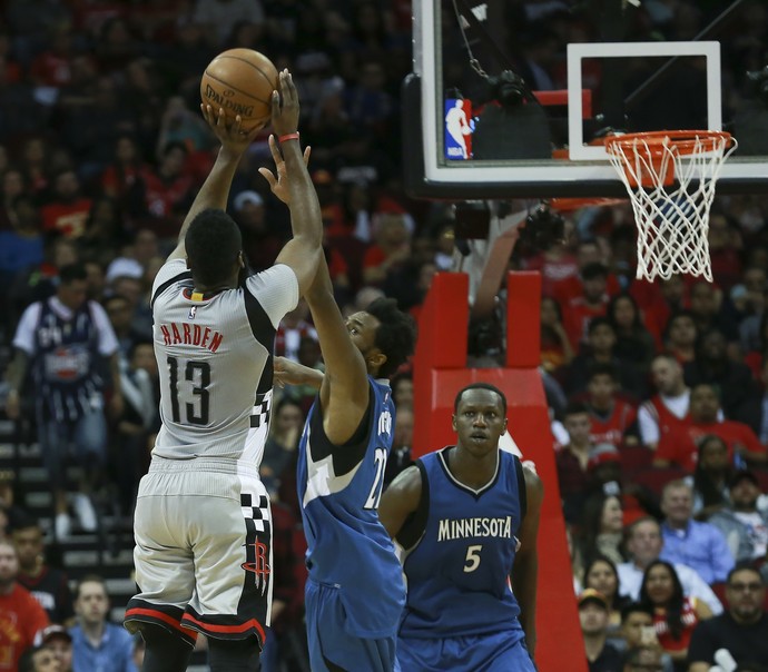 Harden versus Timberwolves (Foto: Bob Levey / Getty Images)