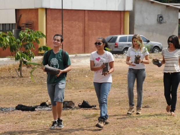 Cada aluno plantou a sua muda (Foto: Luiz Carlos Sayão/ Assessoria-UFMT)