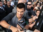 Taylor Lautner dá autógrafos a fãs na porta do hotel