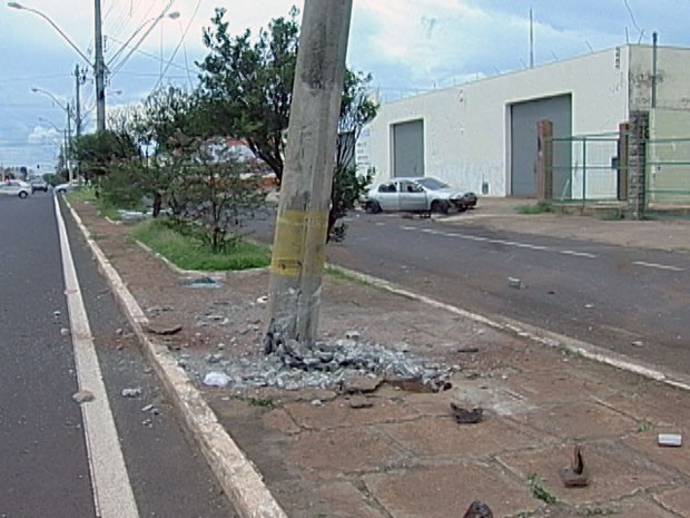Dois são detidos e grávida é socorrida após batida durante fuga (Foto: Reprodução/ TV Integração)