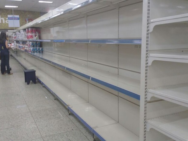 Prateleiras do supermercado estão sem produtos (Foto: Vilma Nascimento/G1)