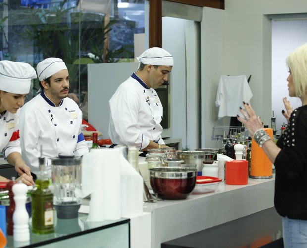 Trio finalista cozinha na Casa de Cristal na final do Super Chef (Foto: Raphael Dias/ TV Globo)