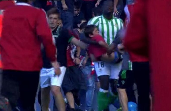Paulão ajuda criança machucada Osasuna x Bétis (Foto: Reprodução / Twitter)