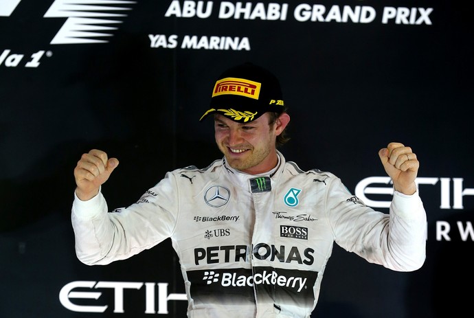 Nico Rosberg não esconde a euforia no lugar mais alto do pódio do GP de Abu Dhabi, neste domingo (Foto: Getty Images)