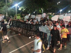 Manifestantes sairam da Conselheiro Nébias, em Santos, em sentido à Ponta da Praia (Foto: Ivair Vieira Jr./G1)