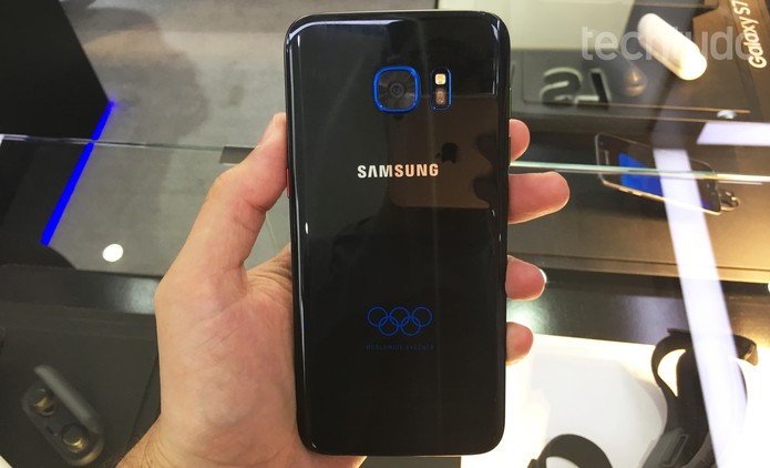 A traseira do Galaxy S7 Edge tem a imagem dos arcos (Foto: Thássius Veloso/ TechTudo) A traseira do Galaxy S7 Edge tem a imagem dos arcos (Foto: Thássius Veloso/ TechTudo)