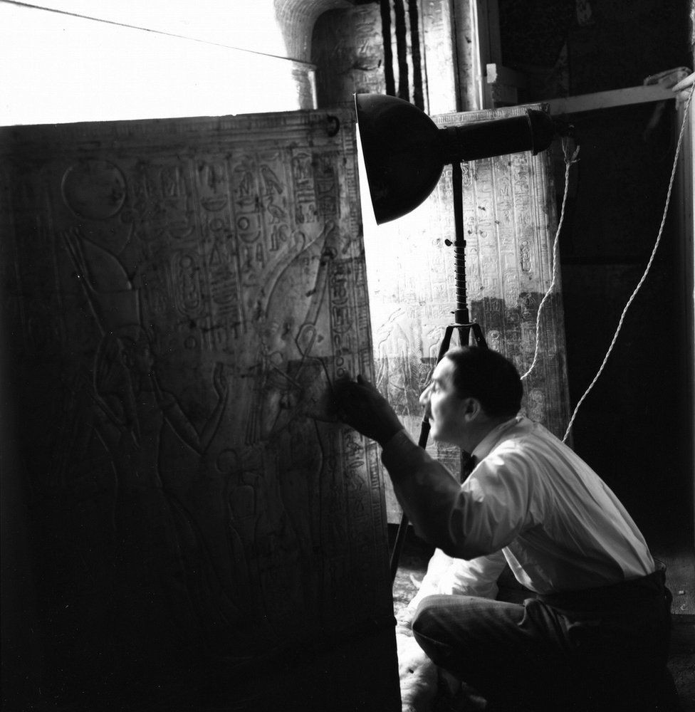 O arqueólogo Howard Carter em uma das câmaras da tumba (Foto: GRIFFITH INSTITUTE/OXFORD UNIVERSITY)