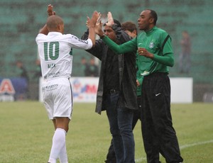 Alex comemora primeiro gol no retorno ao Coritiba com o técnico Marquinhos Santos (Foto: Raphael Brauhardt / Site Oficial do Coritiba)