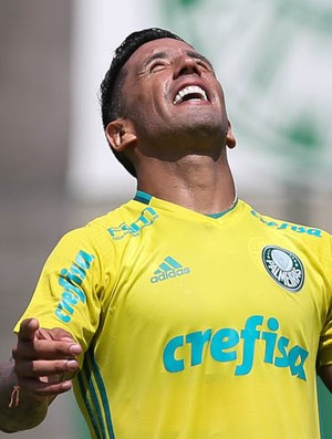 Com dois gols de Lucas Barrios, Palmeiras vence jogo-treino de virada