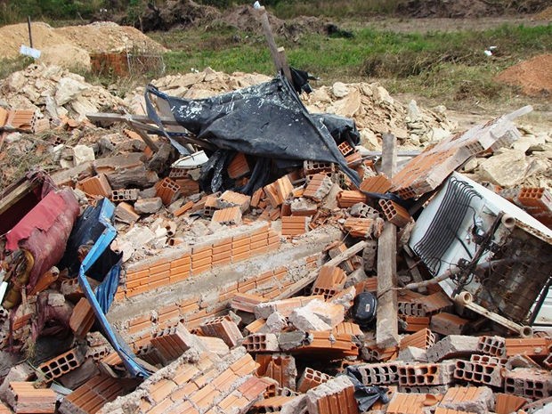 Tratores derrubaram casas em loteamento em Cuiabá (Foto: Assessoria/Defensoria Pública)
