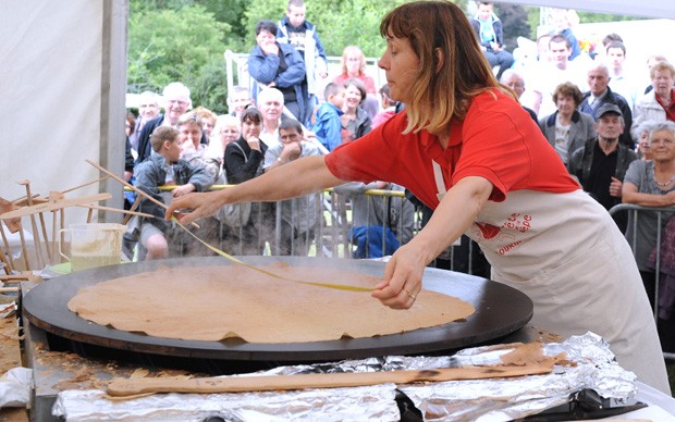 Juíza usa fita para medir um dos crepes concorrentes durante o campeonato (Foto: Fred Tanneau/AFP)