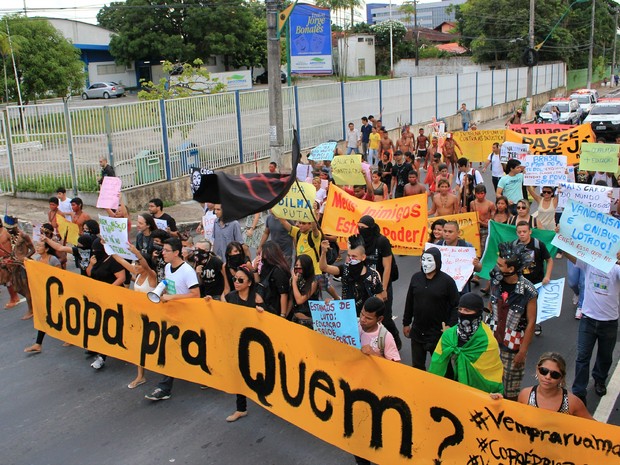 Manifestantes seguem em passeata até a Arena da Amazônia (Foto: Marcos Dantas/G1 AM)