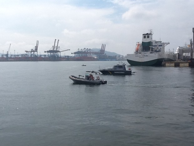 Embarcações realizam varreduras no canal do Porto de Santos (Foto: Rosana Valle/TV Tribuna)