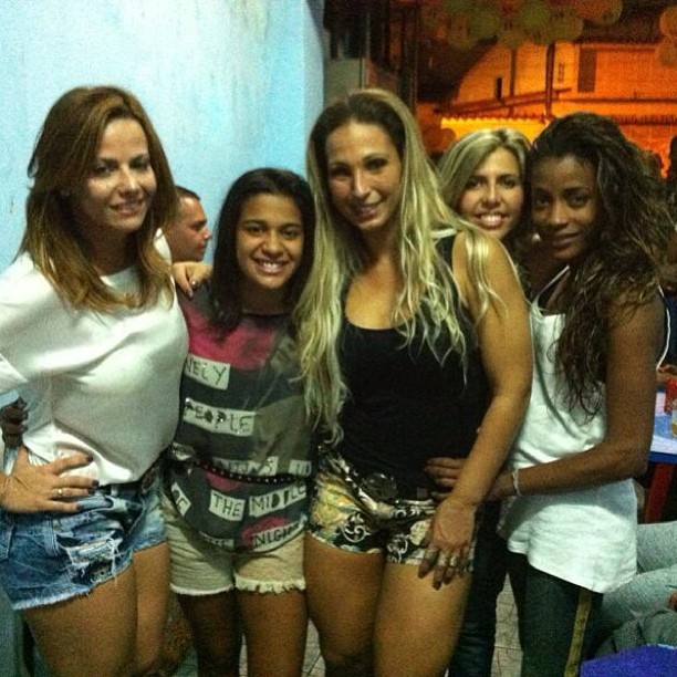 Viviane Araújo e Valesca Popozuda posam de shortinho e exibem pernões (Foto: Reprodução_Instagram)