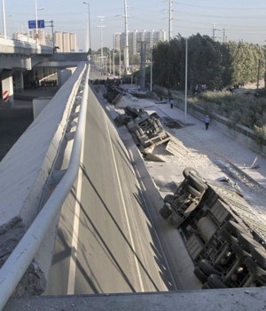 Ponte inaugurada em 2011 cai, derruba caminhões e mata três (China Daily/Reuters)