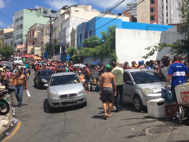 Fila para pegar fantasias dobra quarteirão nos Aflitos (Foto: Henrique Mendes / G1)