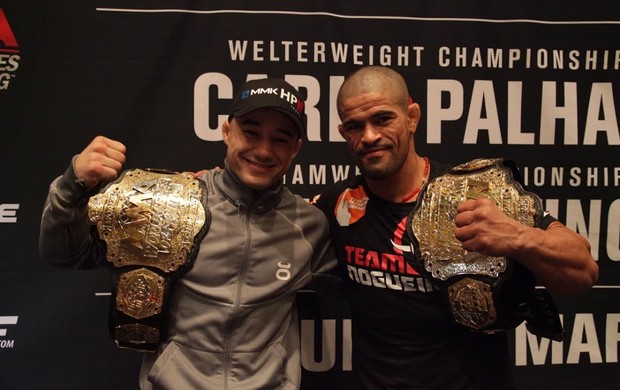 Toquinho e Marlon exibem os cinturões do WSOF (Foto: Evelyn Rodrigues)