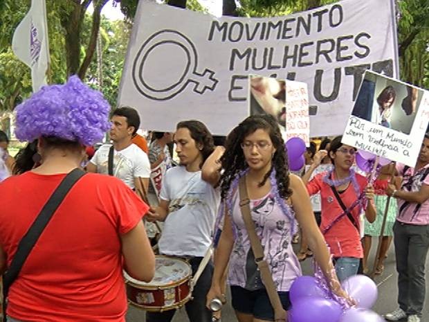 Mulheres foram às ruas cobrar os direitos femininos. Belém (Foto: Reprodução / TV Liberal)