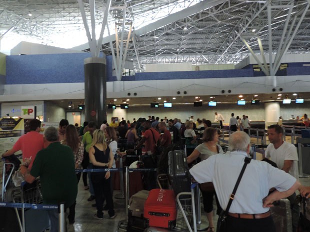 Defeito em avião provocou cancelamento do voo do domingo à noite para Lisboa; no aeroporto do Recife, apreensão e filas (Foto: Katherine Coutinho/G1)