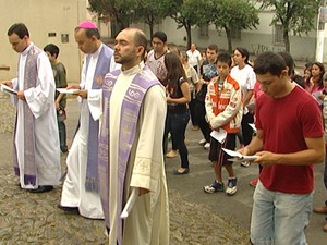 Caminhada segue orientação do papa em Divinópolis (Foto: Reprodução/TV Integração) Caminhada segue orientação do papa em Divinópolis (Foto: Reprodução/TV Integração)