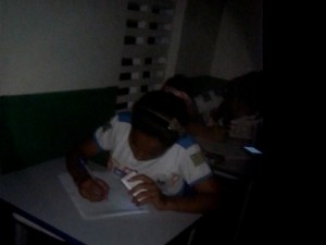 Jovens estudam no escuro em escola do Piauí (Foto: Reprodução)