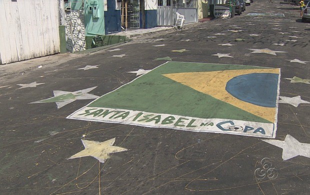 Pinturas na rua simbolizam paixão do brasileiro por futebol (Foto: Amazonas TV)