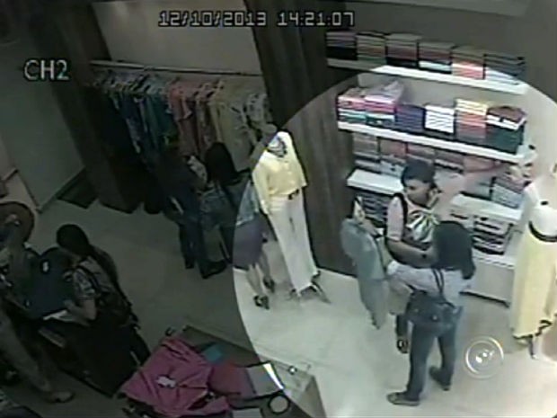 Mulheres são flagradas furtando roupas em loja de Itu (Foto: Reprodução/TV TEM)