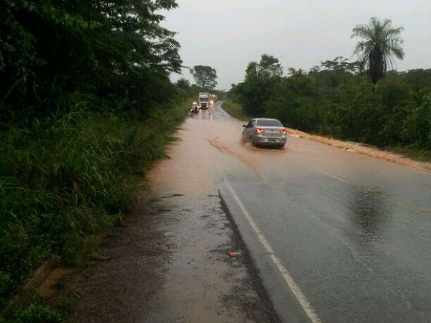 O volume de água provocou uma erosão que atingiu a BR-226, no norte do Tocantins (Foto: Divulgação/Dnit TO) O volume de água provocou uma erosão que atingiu a BR-226, no norte do Tocantins (Foto: Divulgação/Dnit TO)