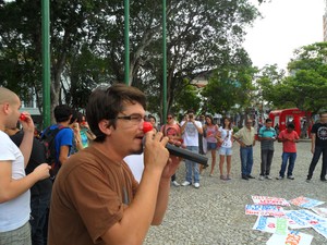 Coordenador Geral do DCE comanda protesto de estudantes contra greve da UEPB (Foto: Artur Lira / Jornal da Paraíba)