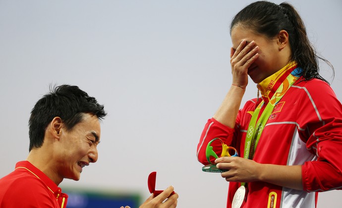 Chinesa He Zi é pedida em casamento no pódio (Foto: Reuters)