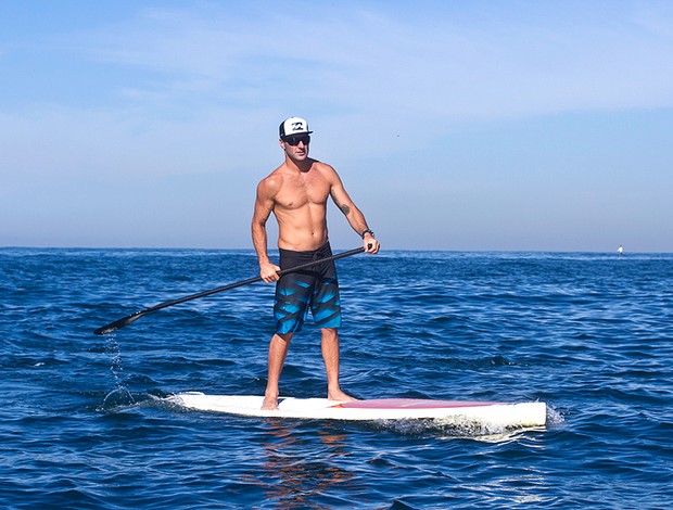 Joel Parkinson surfe stand up (Foto: Paulo Barcellos)