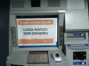 Caixas eletrônicos ficaram sem dinheiro neste domingo. (Foto: Carolina Sanches/ G1)