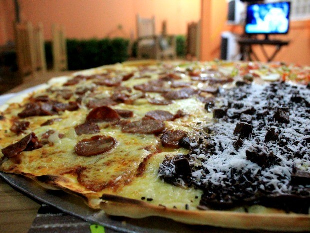 Pizza rende 32 fatias e alimenta até 16 pessoas (Foto: Marcos Dantas/ G1 AM)