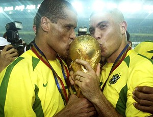 Rivaldo e Ronaldo com a taça da Copa do Mundo em 2002 (Foto: Getty Images)