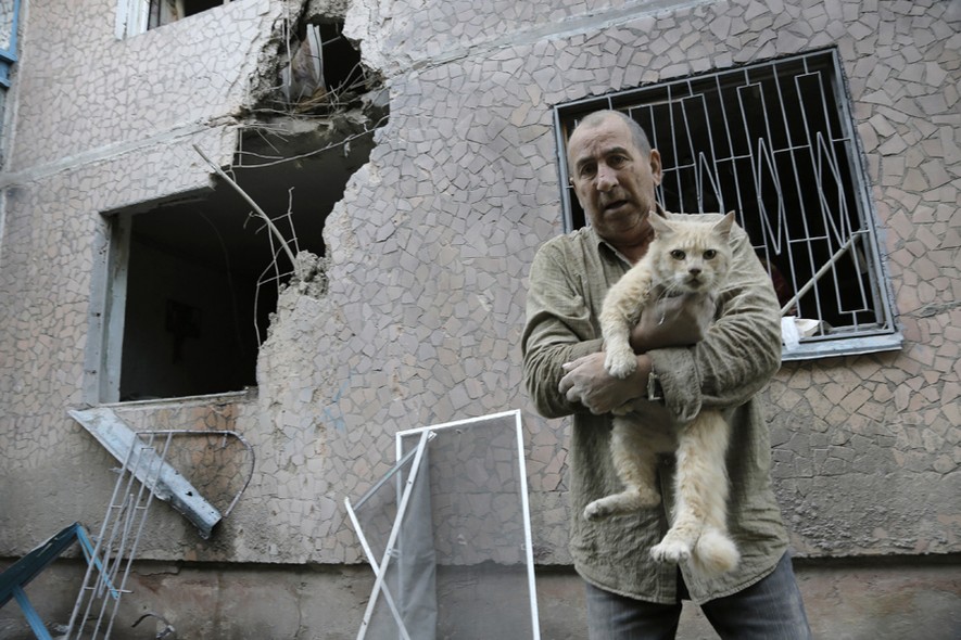 Ucraniano retira, com vida, seu gato de estimação de sua casa bombardeada em Slovyansk, na região pró-Rússia de Donetsk, no leste da Ucrânia