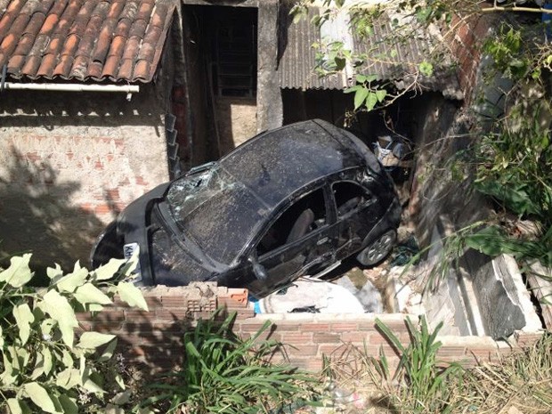Carro caiu em quintal de casa em Jaboatão dos Guararapes. (Foto: Wanessa Andrade / TV Globo)