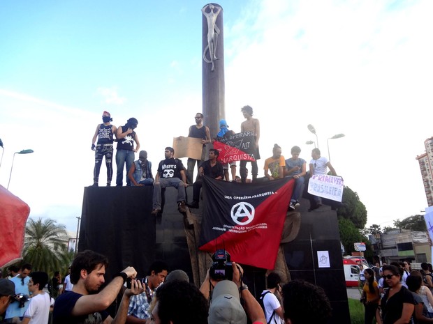 Manifestantes escalam monumento do centro de Belém (PA) durante protesto realizado na cidade nesta segunda-feira (Foto: Gil Sóter/G1)
