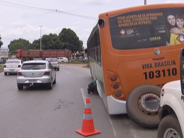 As duas rodas traseiras de um ônibus da empresa Viva Brasília se soltaram e desceram pela rodovia BR-020, na manhã desta sexta-feira (8). Parafusos ficaram soltos na pista. Nenhum passageiro do ônibus se feriu e as rodas não atingiram outros carros que passsavam pelo local (Foto: TV Globo/Reprodução)
