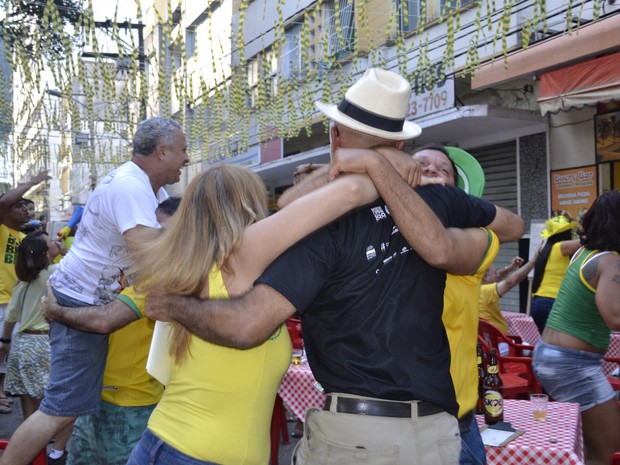 Torcedores festejaram vitória brasileira, Rua Sete, Centro (Foto: Geovana Chrystêllo/ G1) Torcedores festejaram vitória brasileira, Rua Sete, Centro (Foto: Geovana Chrystêllo/ G1)