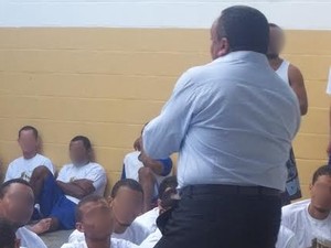 Silva Neto dá palestra aos presos da cadeia de Sapé, na Paraíba (Foto: Silva Neto/Acervo Pessoal)