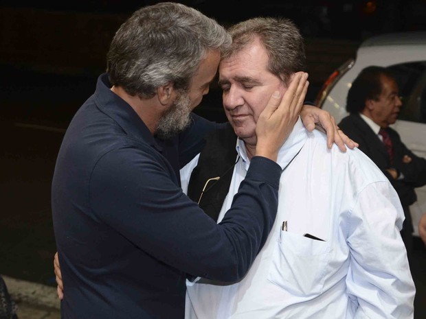 Alexandre Abujamra com Alexandre Borges no velório do pai, Antônio Abujamra, em São Paulo (Foto: Leo Franco e Francisco Cepeda/ Ag. News)