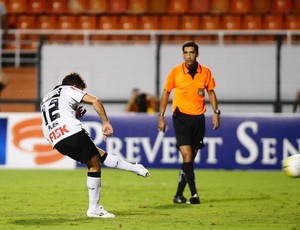 Alex, do Corinthians, se prepara para bater o segundo pênalti contra o Catanduvense (Foto: Marcos Ribolli / globoesporte.com)