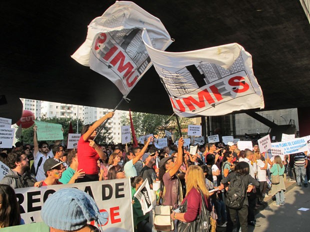 Professores e alunos fizeram manifestao no vo livre do Masp; trecho da Paulista foi interditado (Foto: Vanessa Fajardo/ G1)